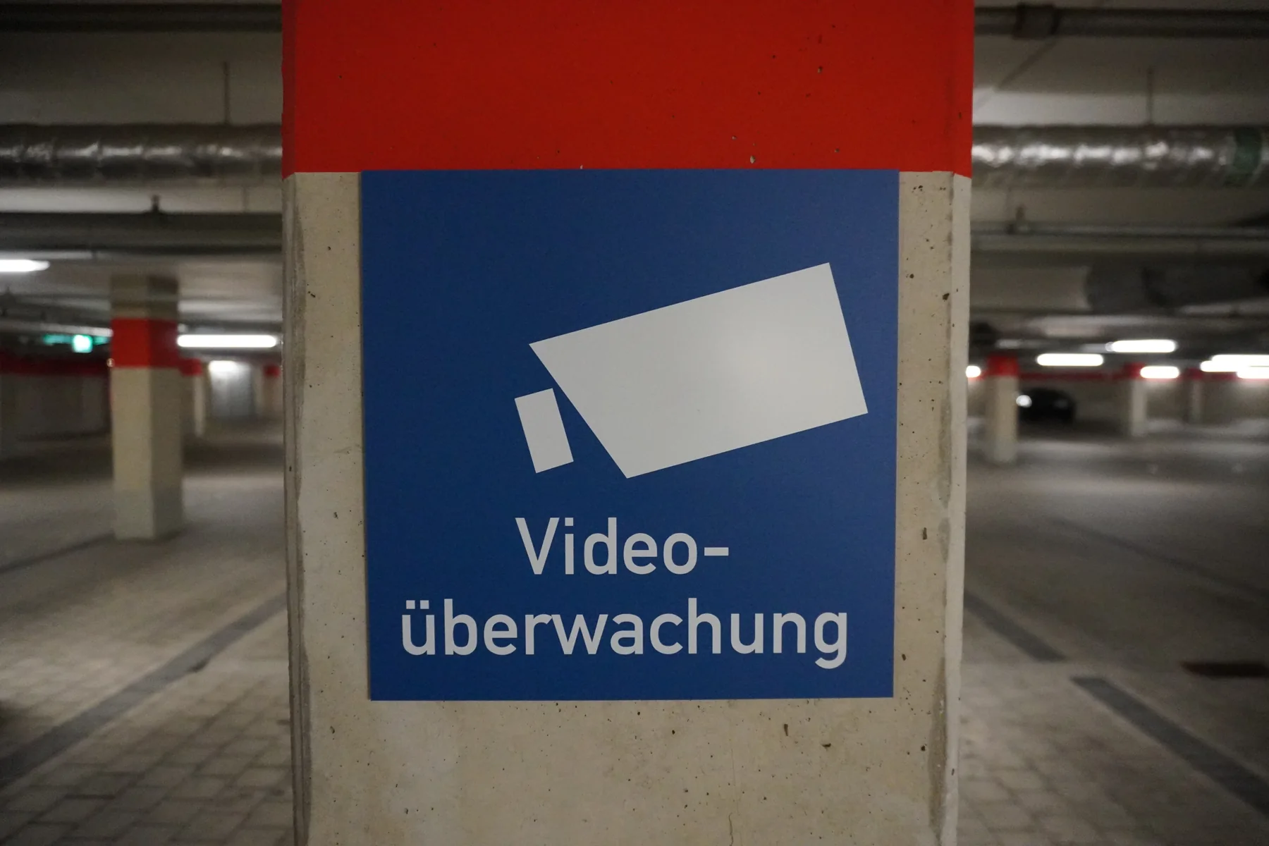 Hinweisschild zur Überwachung einer Parkfläche